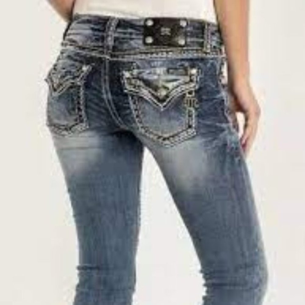 Miss Me Crop, Manufacturer Distressed, Style: JE5835C, 29x24, EUC, $148 MSRP